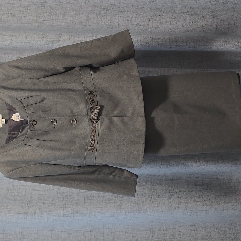 Isabella Suits 2pc Gray Skirt Set, Pleated‎ Jacket And Snakeskin Detail Size 18
